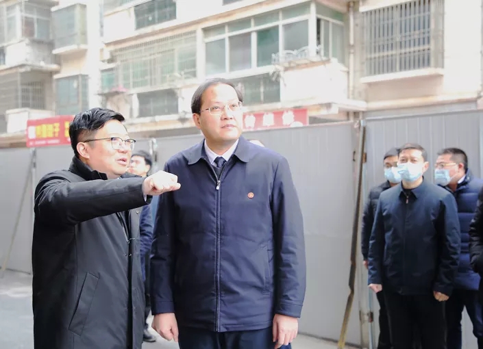 南昌縣委書記、小藍經(jīng)開區(qū)管委會主任陳翔走訪慰問南外環(huán)高速項目